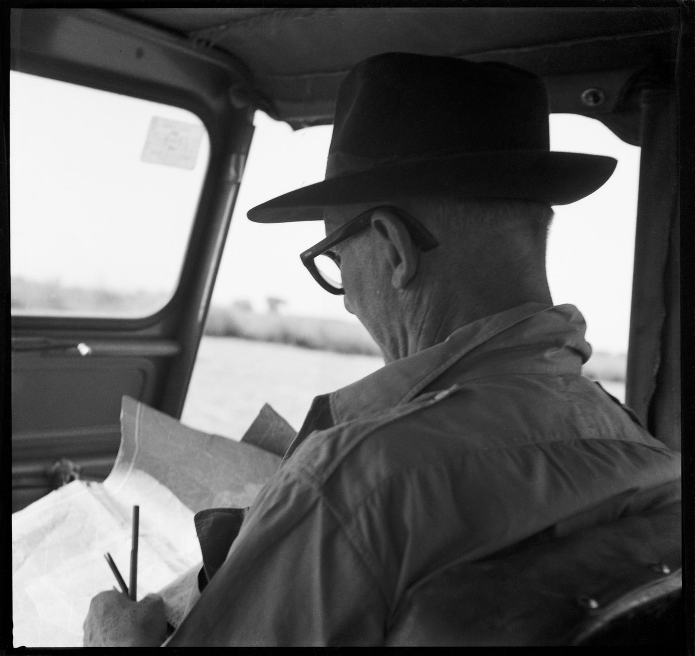 Le Corbusier arrivant sur le site de Chandigarh.