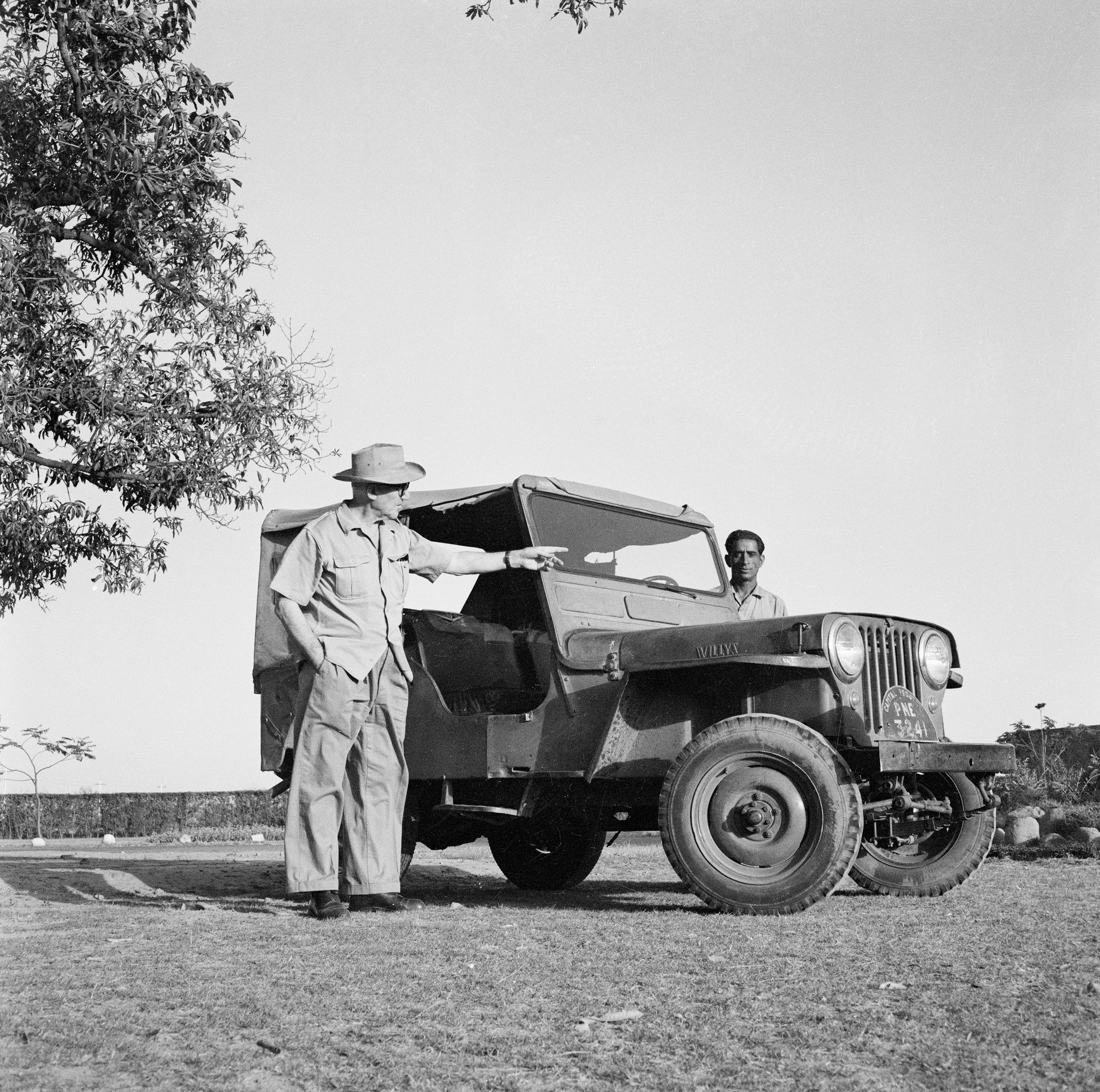 Le Corbusier arpentant le terrain où la ville allait s'élever, photographié par Pierre Jeanneret.